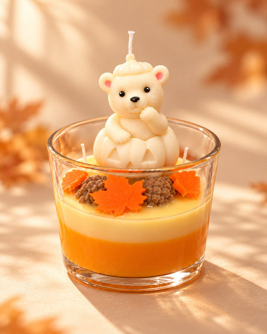 Pumpkin Bear handgemachte Duftkerze im Glas vor neutralem Hintergrund