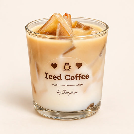 Handgemachte Iced Coffee Kerze von Fairyloom im Glas auf hellem Hintergrund.