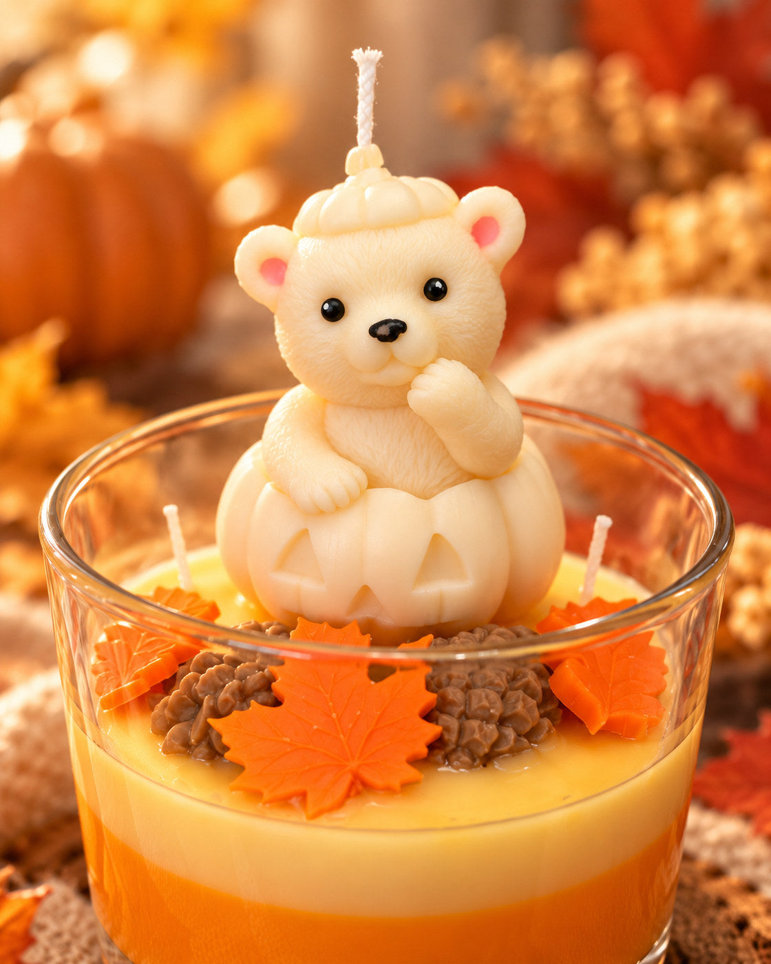 Detailaufnahme des Bärchens und der orangefarbenen Blätter der Pumpkin Bear Kerze