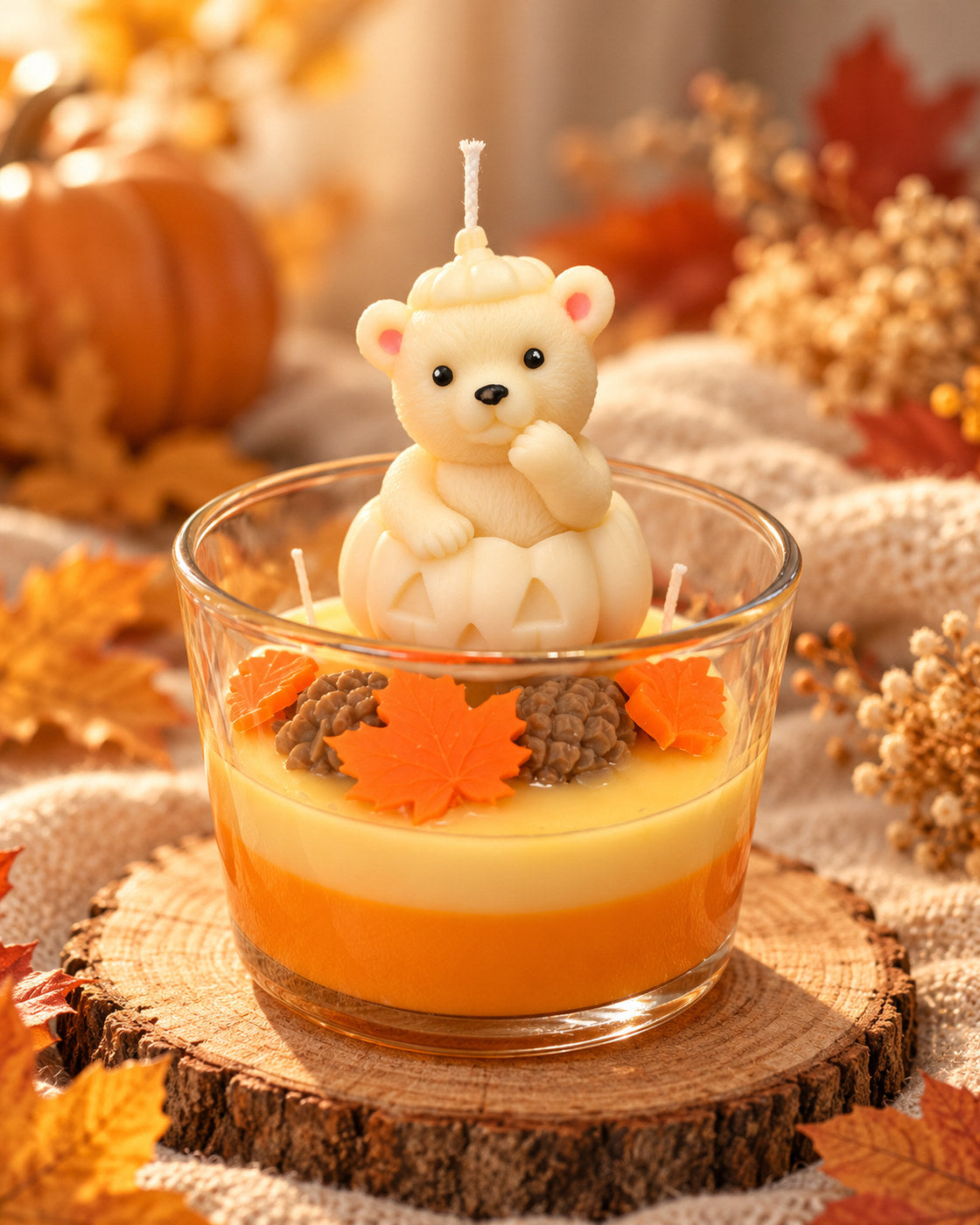 Pumpkin Bear Duftkerze von Fairyloom mit Bärchen im Kürbis, Pumpkin-Spice-Duft und Herbstdekoration
