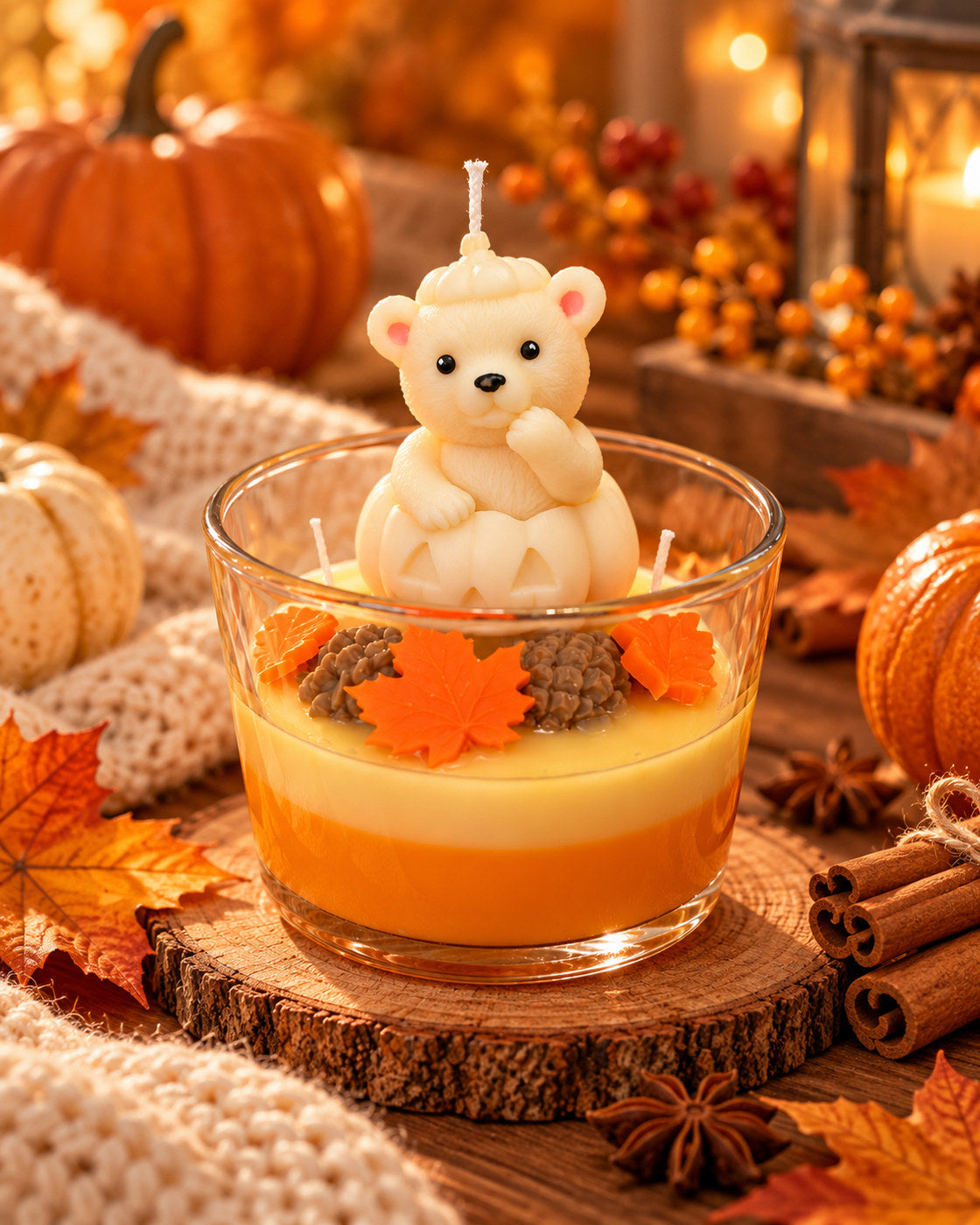 Pumpkin Bear Duftkerze mit herbstlicher Dekoration, Kürbissen und Zimt