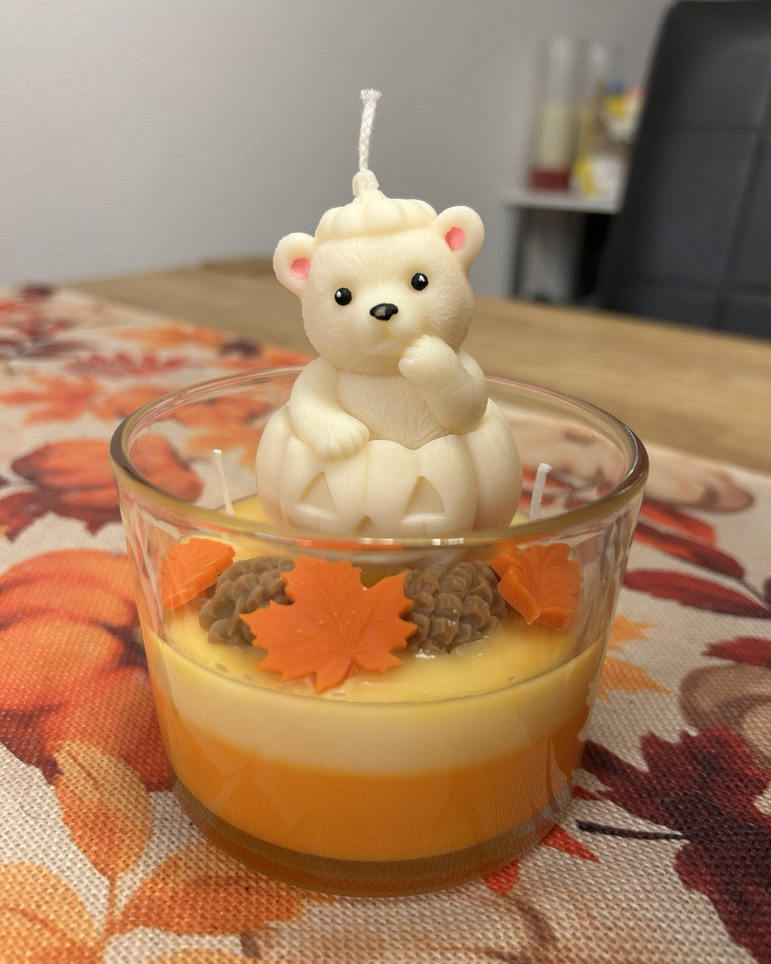 Originalfoto der Fairyloom Pumpkin Bear Kerze mit Bärchen und Herbstdekor