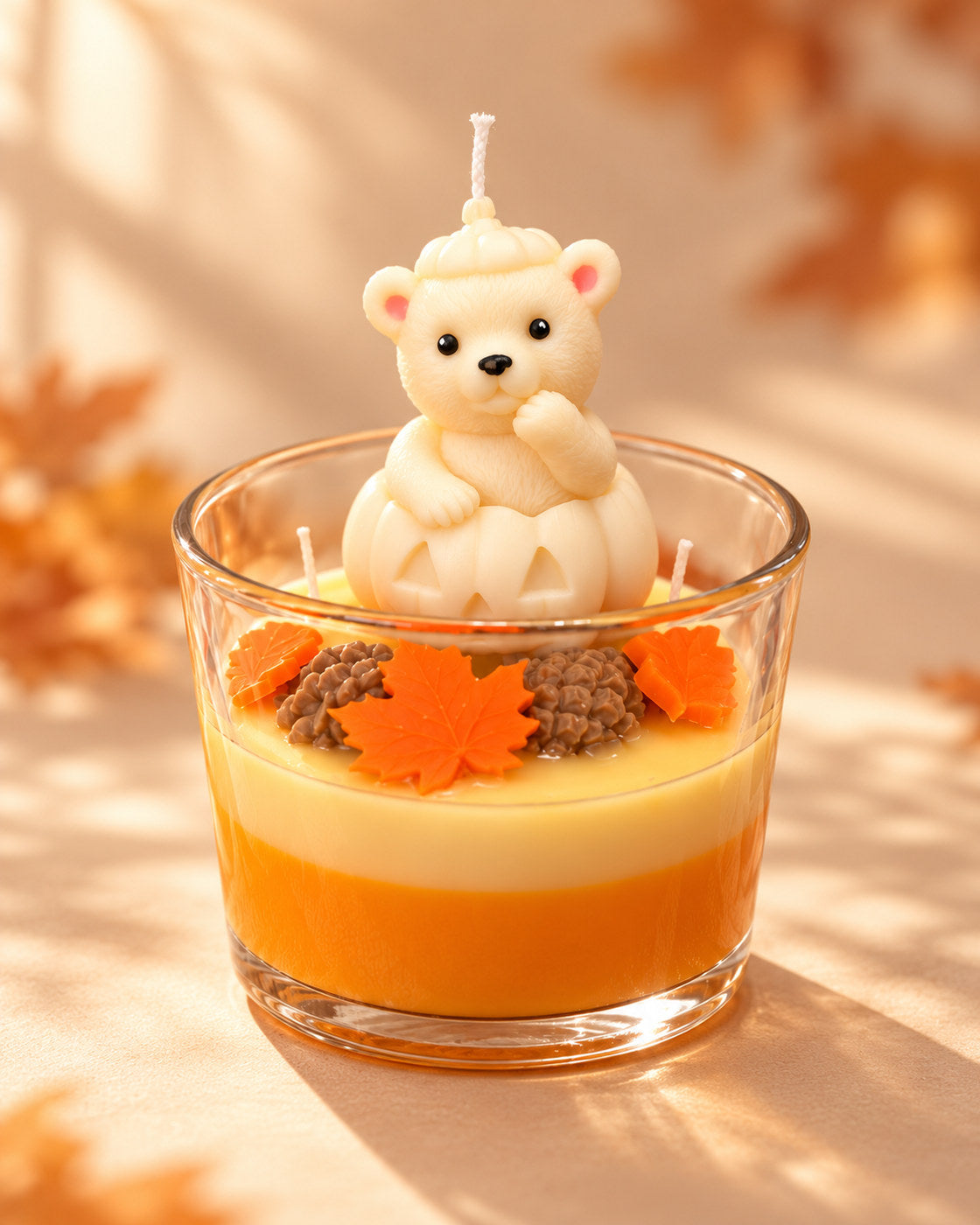 Pumpkin Bear handgemachte Duftkerze im Glas vor neutralem Hintergrund